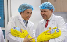 Lãnh đạo Bộ Y tế hạnh phúc đón những em bé chào đời phút giao thừa