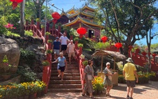 “Biển người” đổ về Khu Du lịch Văn hóa tâm linh Bà Chúa Xứ-Cáp treo Núi Sam
