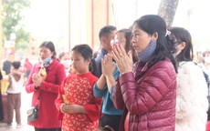 Người dân nô nức đi lễ đền ông Hoàng Mười đầu năm