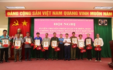 Vùng Cảnh sát biển 4 trao cờ Tổ quốc và tuyên truyền về IUU
