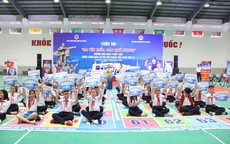 Bộ Tư lệnh Vùng Cảnh sát biển 2 trao học bổng, xe đạp cho học sinh Đà Nẵng