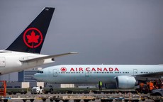Hành khách khuyết tật lê mình khỏi máy bay, Air Canada phải xin lỗi