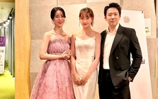 Vợ chồng Trấn Thành - Hari Won khoe ảnh chụp cùng sao Hàn