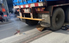 Lại xảy tai nạn giao thông nghiêm trọng ở Thủ Đức, chồng ôm thi thể vợ khóc nghẹn