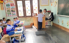 Xôn xao thông tin học sinh lớp 6 ngồi bàn giáo viên "dạy học sinh lớp 1"