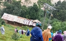 Người dân vượt lũ băng rừng, khiêng người phụ nữ đi 30 km đến nơi cấp cứu