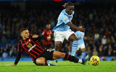 Man City "đánh tennis" với Bournemouth, Arsenal thua sốc vì VAR