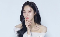 Nữ ca sĩ gây sốc, công bố ly hôn và tái hôn cùng lúc