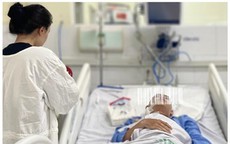 Mâu thuẫn sau đá bóng, nam sinh viên bị đâm thủng động mạch đốt sống