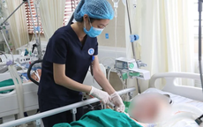 Chích máu dái tai chữa đột quỵ, người đàn ông nguy kịch