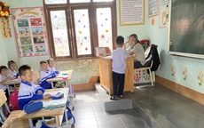 Thông tin bất ngờ về hình ảnh "học sinh lớp 6 ngồi ghế giáo viên"
