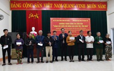 Bộ Tư lệnh Vùng Cảnh sát biển 2  trao tặng quà cho bà con giáo dân Quảng Trị