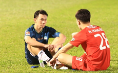 HAGL gục ngã trên sân nhà, Hoàng Đức an ủi Minh Vương