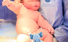 Bé trai chào đời nặng gần 5,8kg, tương đương trẻ 2 tháng tuổi