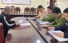 Uống bia rượu, nam tài xế lao thẳng xe ôtô vào cảnh sát rồi túm cổ vật ngã 1 thượng uý