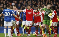 Arsenal thua sốc đội áp chót, Everton bay cao ở Goodison Park