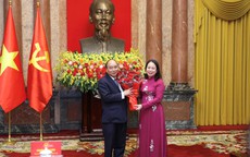 Nguyên Chủ tịch nước Nguyễn Xuân Phúc bàn giao công tác