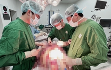 Báo động đỏ để cứu sống người đàn ông bị 5 vết đâm