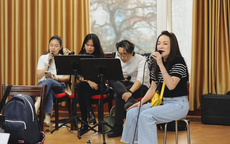 Phương Uyên "hộ tống" Thanh Hà đi tập nhạc ở Hà Nội