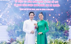 Đại sứ Đoàn Minh Tài cùng ca sĩ Sunny Đan Ngọc diện áo dài diễu hành tại phố đi bộ Nguyễn Huệ