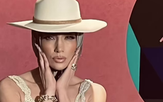 Jennifer Lopez gây sốt với cơ bụng săn chắc ở tuổi 53