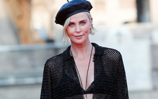 Minh tinh Charlize Theron khoe nội y với mốt xuyên thấu
