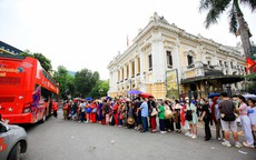 Xe buýt 2 tầng City Sightseeing có gì đặc biệt mà hàng ngàn người dân xếp hàng trải nghiệm?