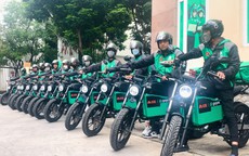 Tài xế Gojek hào hứng dùng xe điện ‘made in Việt Nam’ phục vụ khách hàng