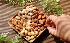 Ăn hạt điều, óc chó..., tác động khó ngờ lên mạch máu não