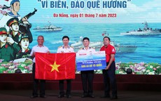 Báo Người Lao Động trao 500 lá cờ Tổ quốc tại TP Đà Nẵng