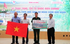 Trao cờ Tổ quốc, tặng nhiều suất học bổng ở vùng biên Quảng Trị
