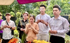 Ê kíp dựng vở “Cô đào hát” viếng mộ NSƯT Vũ Linh