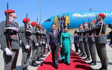 Chủ tịch nước Võ Văn Thưởng và Phu nhân tới Vienna, bắt đầu thăm chính thức Áo
