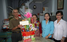 Lãnh đạo TP HCM thăm người có công với cách mạng