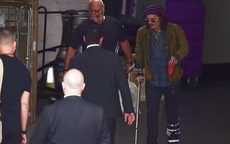 “Cướp biển” Johnny Depp chống nạng trên đường phố