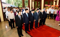 Chủ tịch nước Võ Văn Thưởng viếng, dâng hương tại đền thờ Chủ tịch Tôn Đức Thắng