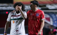 Marcelo bật khóc sau khi làm đối thủ gãy chân