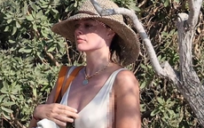 “Bông hồng” Margot Robbie gợi cảm với áo tắm