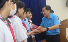 Tặng học bổng cho con CNVC-LĐ khó khăn