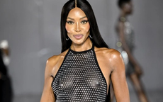 “Báo đen” Naomi Campbell lấp lánh đầm xuyên thấu