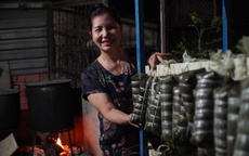 Chủ nhà trọ gói cả trăm đòn bánh tét tặng công nhân ở trọ