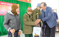 Nguyên Phó Thủ tướng Thường trực Trương Hòa Bình tặng quà Tết cho học sinh, hộ khó khăn