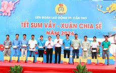 Ông Lê Quang Mạnh tặng quà cho công nhân Cần Thơ tại "Chợ Tết Công đoàn"