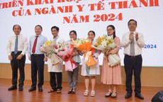 Khen thưởng đột xuất ê-kíp phẫu thuật của 2 bệnh viện thực hiện thông tim thai xuyên tử cung