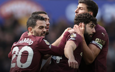Hai hậu vệ lập công, Man City giành 3 điểm tranh cãi