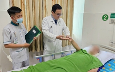 Đang chạy xe máy, người đàn ông đột ngột yếu nửa người
