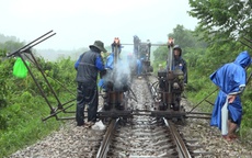 Thông tuyến đường sắt bị lũ "xé" ở Quảng Trị
