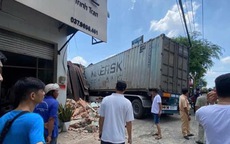 Tài xế container tử vong sau khi tông sập nhà dân