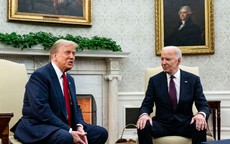 Tổng thống Biden giúp Ukraine cũng là giúp ông Donald Trump?