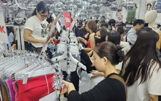 Nhộn nhịp khách mua sắm dịp Black Friday
